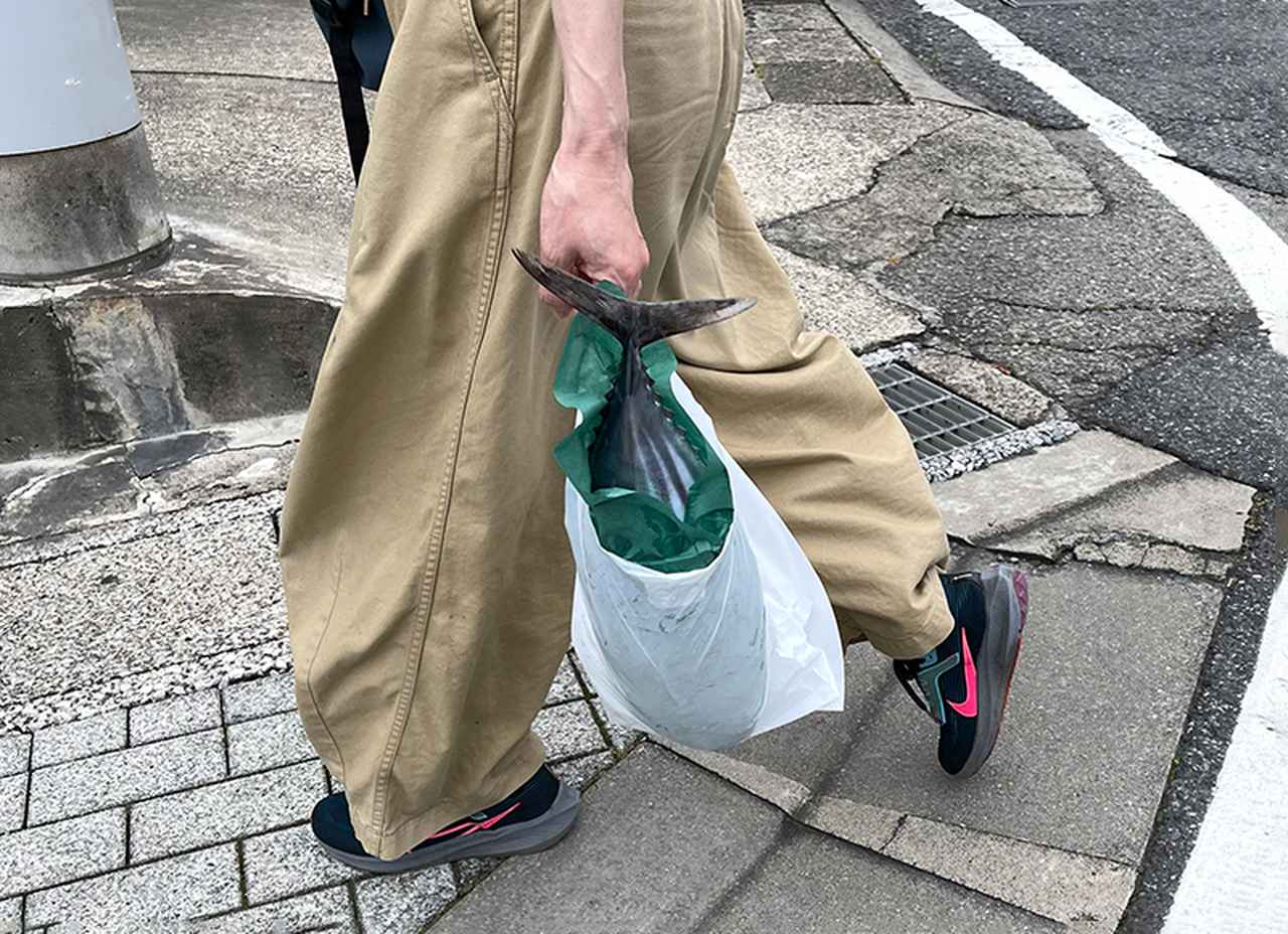 画像: お店の人が紙に包んで入れてくれたビニール袋に、念のため持参したビニール袋をもう一枚重ねて