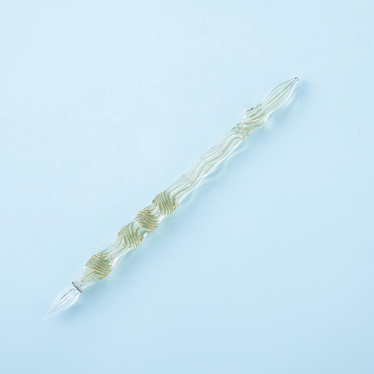 画像: 寸法：全長＝17cm、軸の長さ＝15.5cm、軸の太さ＝1.25cm　質量：27g（寸法の軸の長さ、質量ともに編集部調べ）　材質：ガラス　色展開：5色　付属品：ペンケース