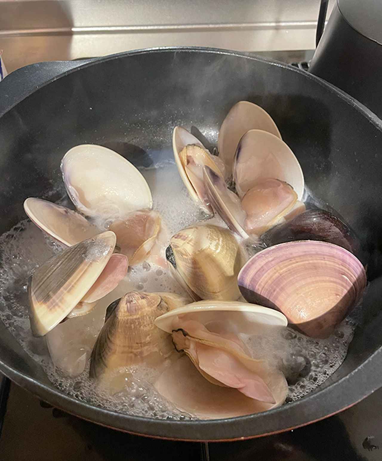 画像: ハマグリを蒸しているところ。旅先の宿のキッチンでもつくりました