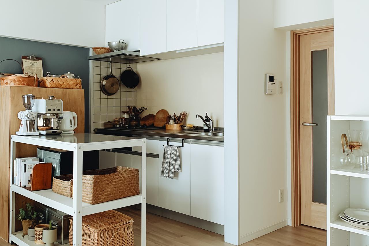 画像: よくある「賃貸の部屋」を理想の空間に育てる3つの工夫。ドアの色や床はそのままで、“素材や色”から見直してみる/賃貸暮らしインテリアプランナーの生活研究日記|岩部圭子さん - 天然生活web
