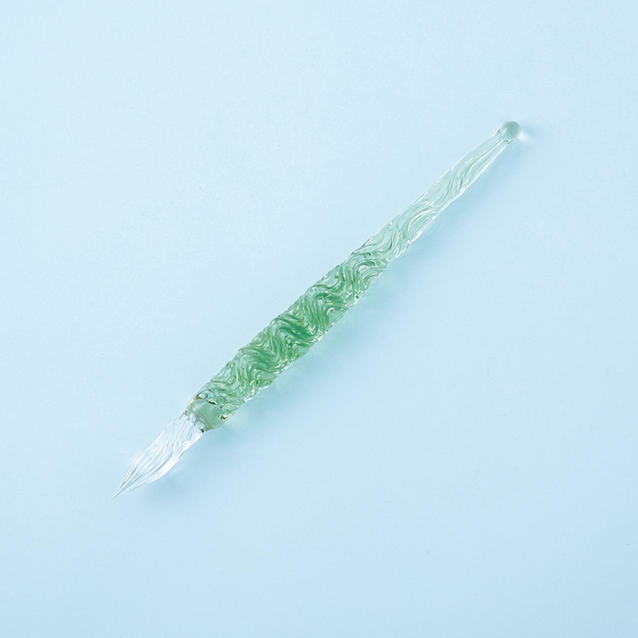 画像: 寸法:全長=15.5cm、軸の長さ=12.5cm、軸の太さ=1.5cm 質量:27g(寸法の軸の長さ、質量ともに編集部調べ) 材質:硬質ガラス 付属品:ペンケース、インク(黒) 色展開:4色