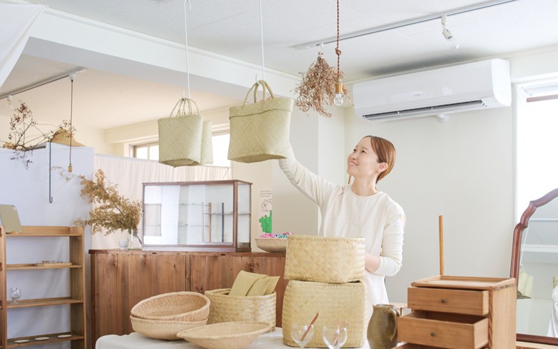 画像: 店主の圷みほさんは、センスのいい装いや暮らしぶりにも話題が集まり、雑誌やWebメディアに登場することも多い
