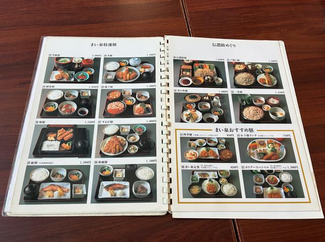 画像: 当時のメニュー。そば職人が毎日手打ちしていたという、そばのメニューまで。当時の私のお気に入りは、ほぐした鮭といくらがのった「親子膳」でした