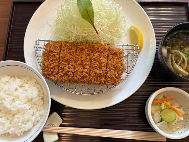 画像: 希少な豚肉を使った「黒豚ヒレかつ膳」（3,900円）。大きさや形状を細かく指定したパン粉をブレンドし、さっくりと衣の立った剣立ち（けんだち）に仕上がったとんかつは熟練の技が光るひと皿。おかわり自由のキャベツは毎月その時季に一番おいしい産地のものを選んで、細さもミリ単位で調整しているそうです。ちなみにごはんと味噌汁もおかわり自由