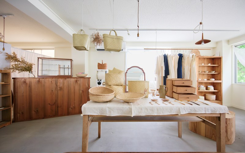 画像: 店内の什器のほとんどは日本の古道具。温かみと洗練さが共存する空間が広がります