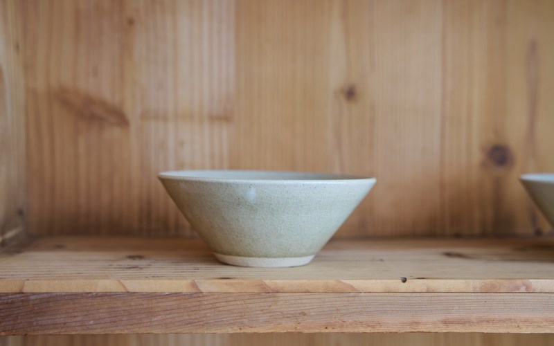 画像: 細やかで美しい貫入が魅了する鉢は、夫婦で小さな製陶所を営む「ネギシ製陶」のもの。いろいろな料理と合わせやすく重宝する