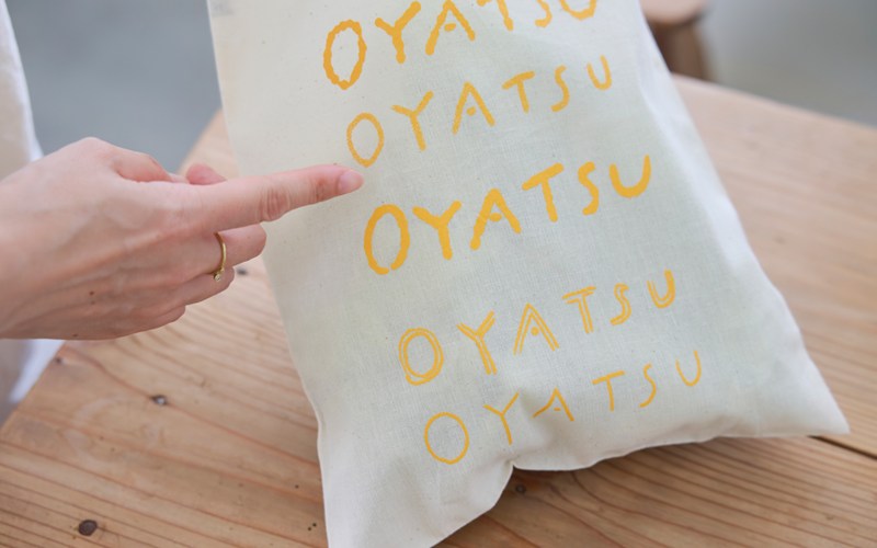 画像: 文字のカラーは黒がスタンダードですが、季節ごとに色を変えて楽しんでいるそう