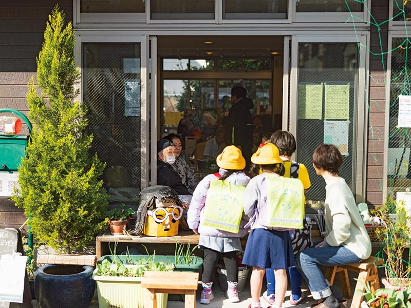 画像: 下校途中の小学生が、縁側から中をのぞいて高齢の方とおしゃべりをする姿が。「ランドセルを家に置いたらまたおいで」、そんな会話が聞こえてくる