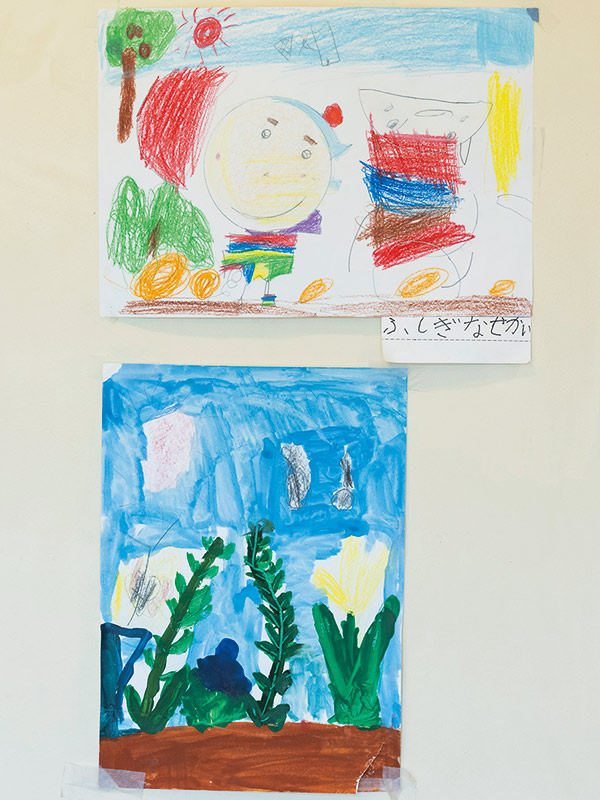 画像: 子どもたちが描いた作品を壁に飾って。1人ひとりの個性を尊重し、大切に育てている