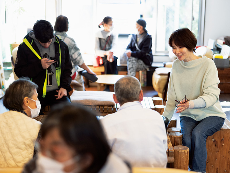 画像: 初めての人や慣れない人には、より積極的に話しかける加藤さん(右)。話を聞く笑顔が柔らかい