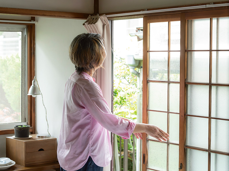 画像: 掃除のときは、家じゅうの窓を開ける
