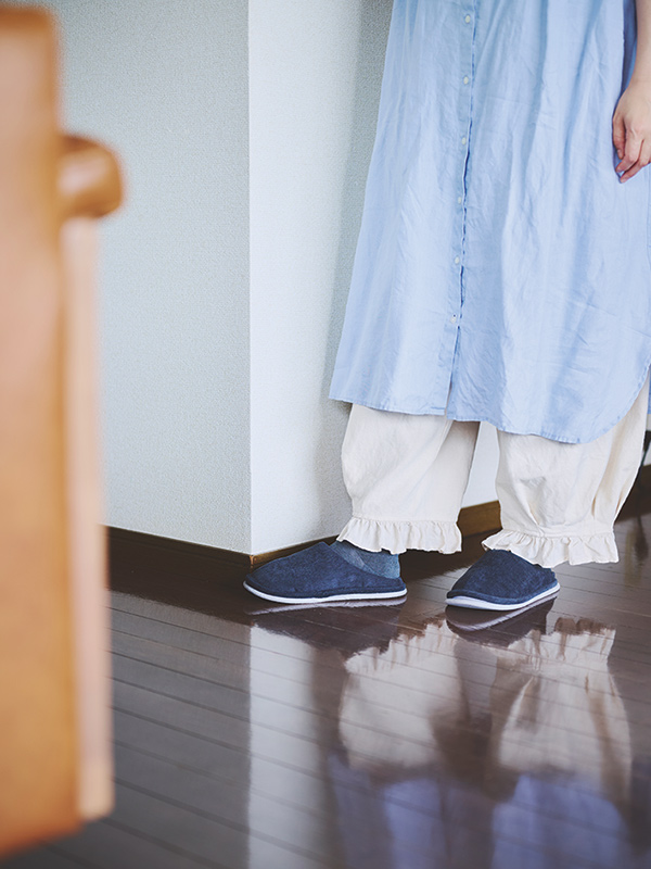 画像: 角汚れはスリッパの裏側にモップが付いた「そうじの神様®」の「モップ付スリッパ」で解消
