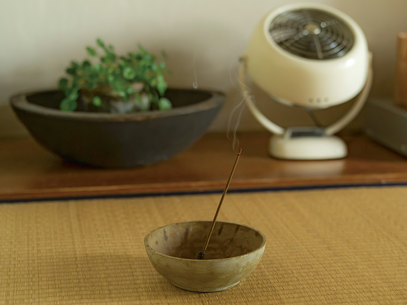 画像: 掃除終わりはお香で空気を清める