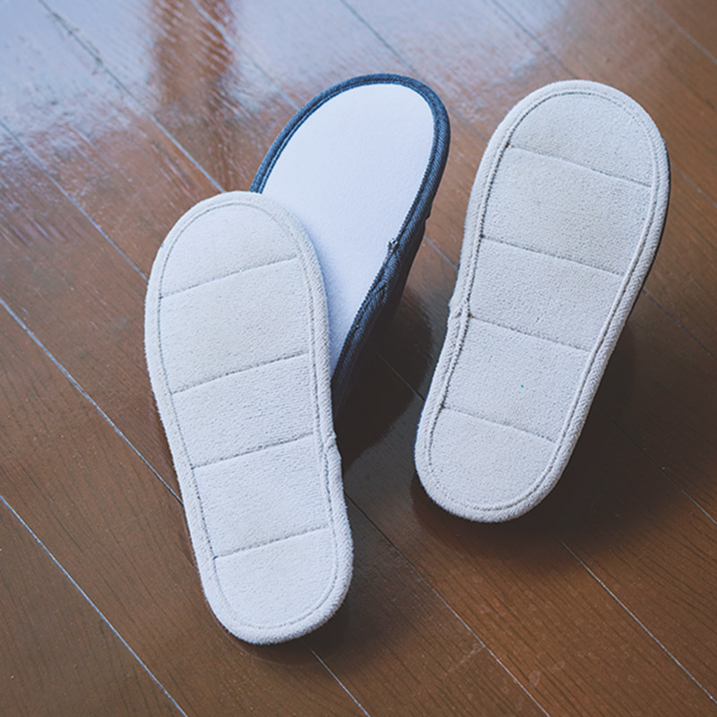 画像: 底面をはがして洗えるスリッパで角汚れは気づいたときに解消