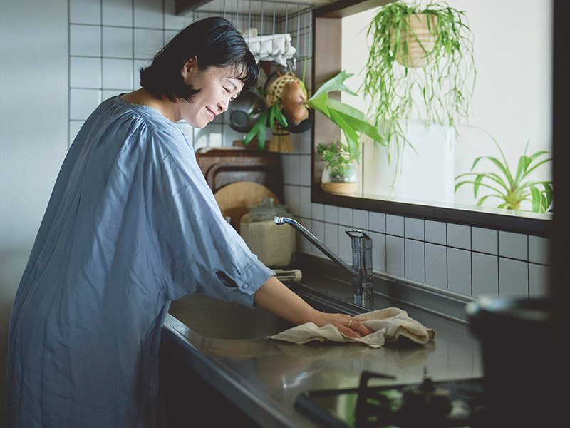 画像: 食器をふいたふきんで調理台の仕上げぶきを