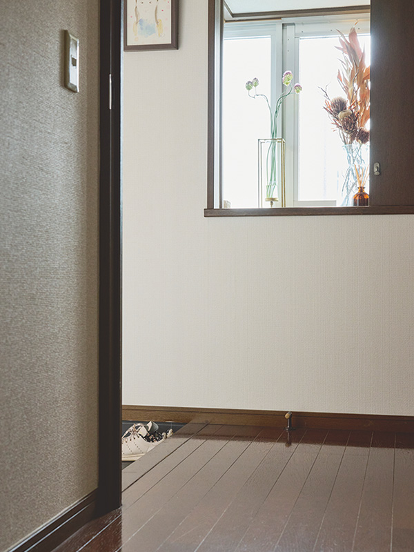 画像2: キッチン小物は「浮かせて収納」マットをやめて床掃除をスムーズに。シンプルライフ研究家・マキさんの“掃除しやすい家”4つのルール