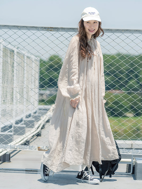 画像: 〈春の装い〉 素材の表情まで楽しむ軽やかな重ね着スタイル