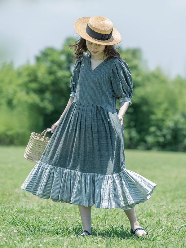 画像: 〈夏の装い〉 風を通す涼しげなワンピーススタイル