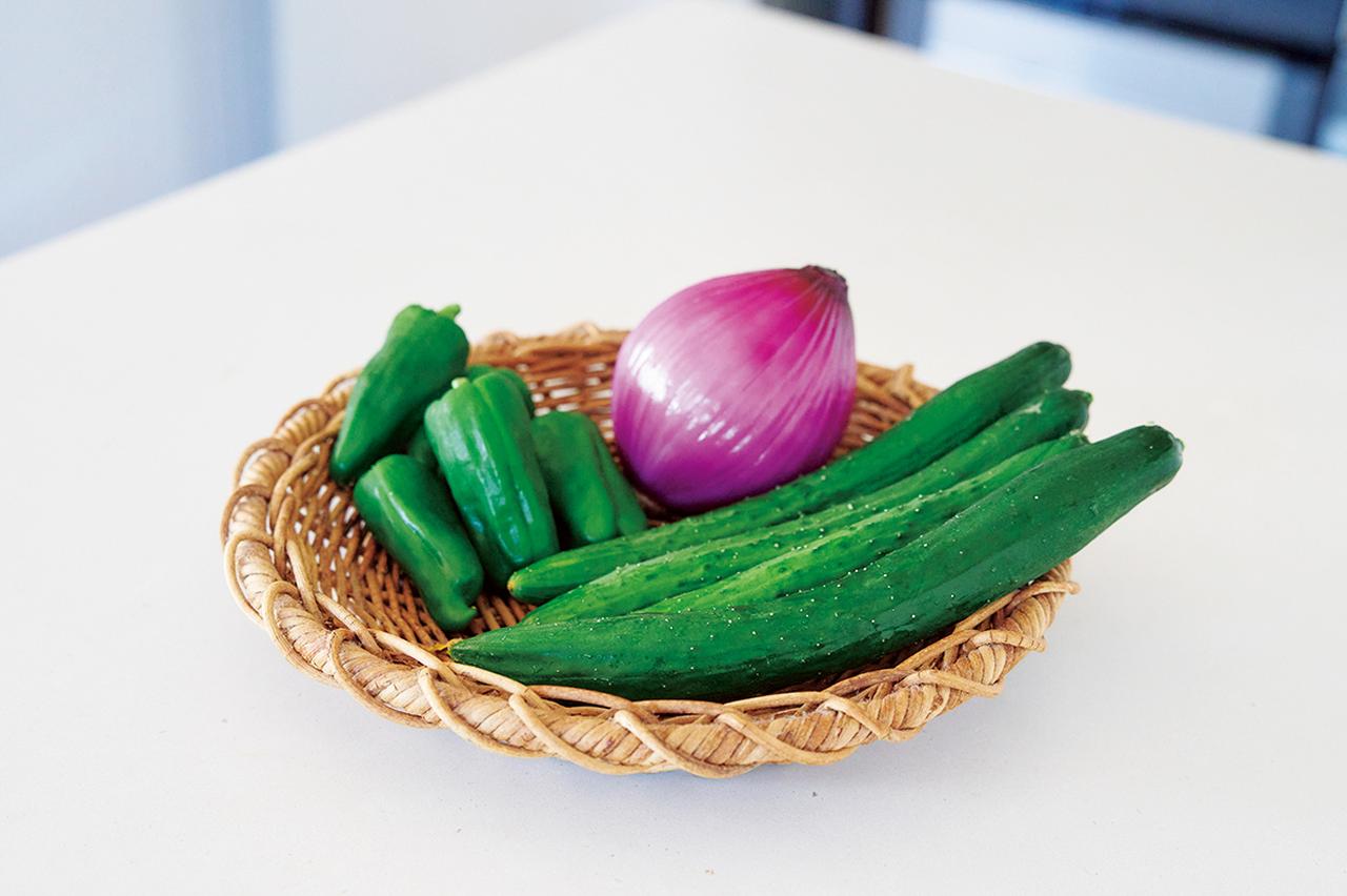 画像: 車で旅行したときに寄る「道の駅」や近所の直売所で野菜をチェック。新鮮で価格も手頃。買うときにどう使い切るかを考え、むだを出さない心がけを
