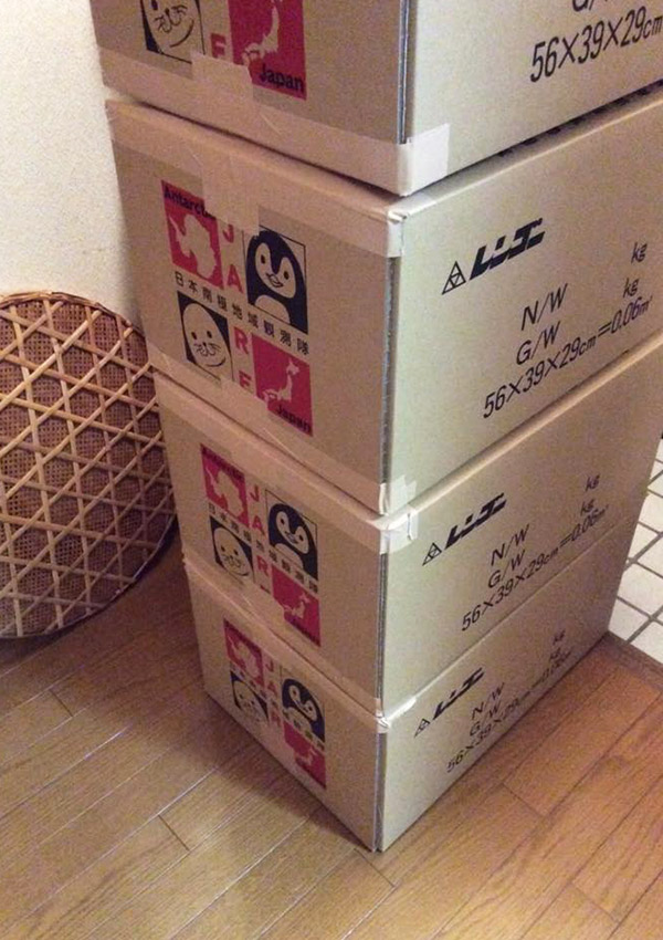 画像: 配布された段ボールに思い浮かんだものを詰めていく