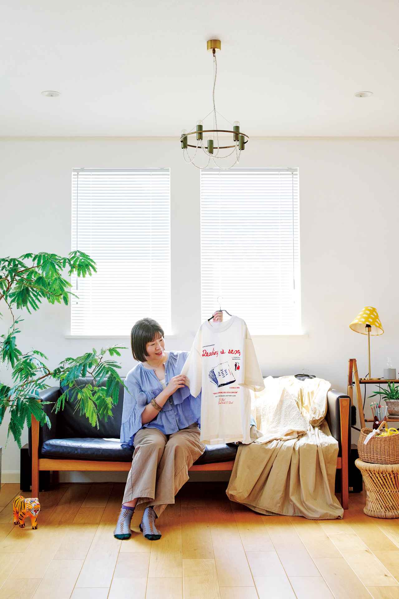 画像: 昨年買った服と今年手に入れた服を並べ、組み合わせを考える。Tシャツは旅先のタイで購入したもの。「数を限ると1枚1枚への思い入れも強くなる気がします」