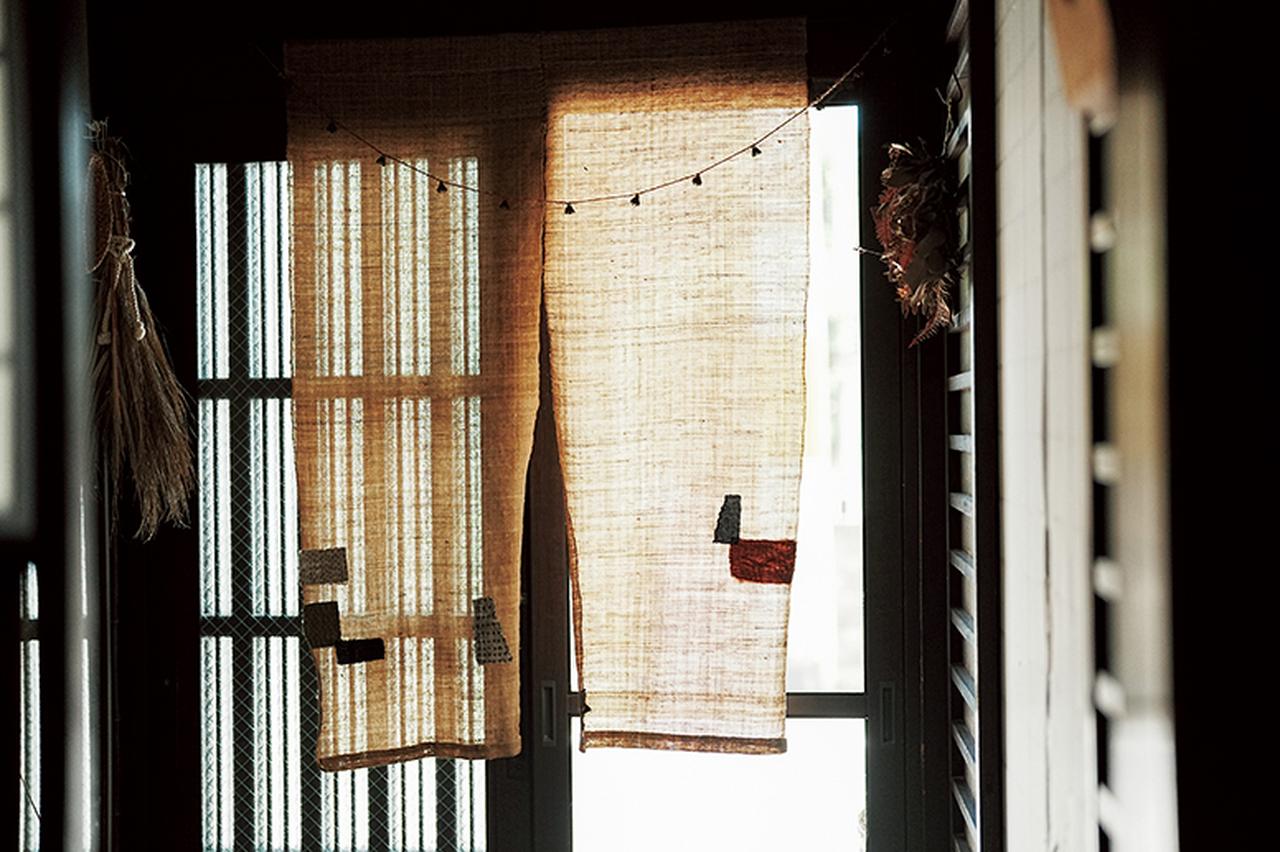 画像: ほつれてきた麻ののれんは当て布で繕いを
