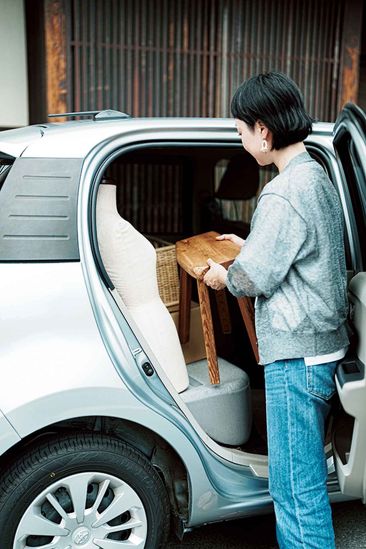 画像: 展示会やワークショップがあるときは、洋服やミシンなどを車で運搬