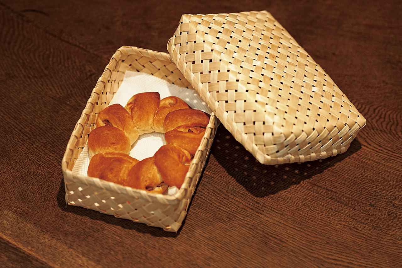 画像: パンを購入するときはエコバッグ代わりにふたつきのかごを持参