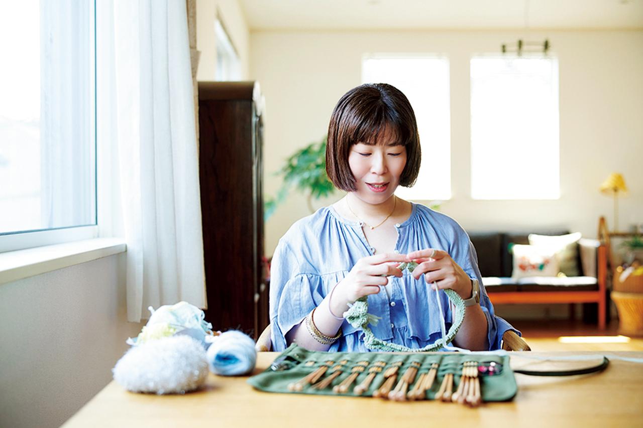 画像: 昨年から魅力に取りつかれたという編み物。教室にも2カ所通い、いまは柳沢さんの大切な趣味のひとつに。手を動かせば確実に形になる達成感が魅力