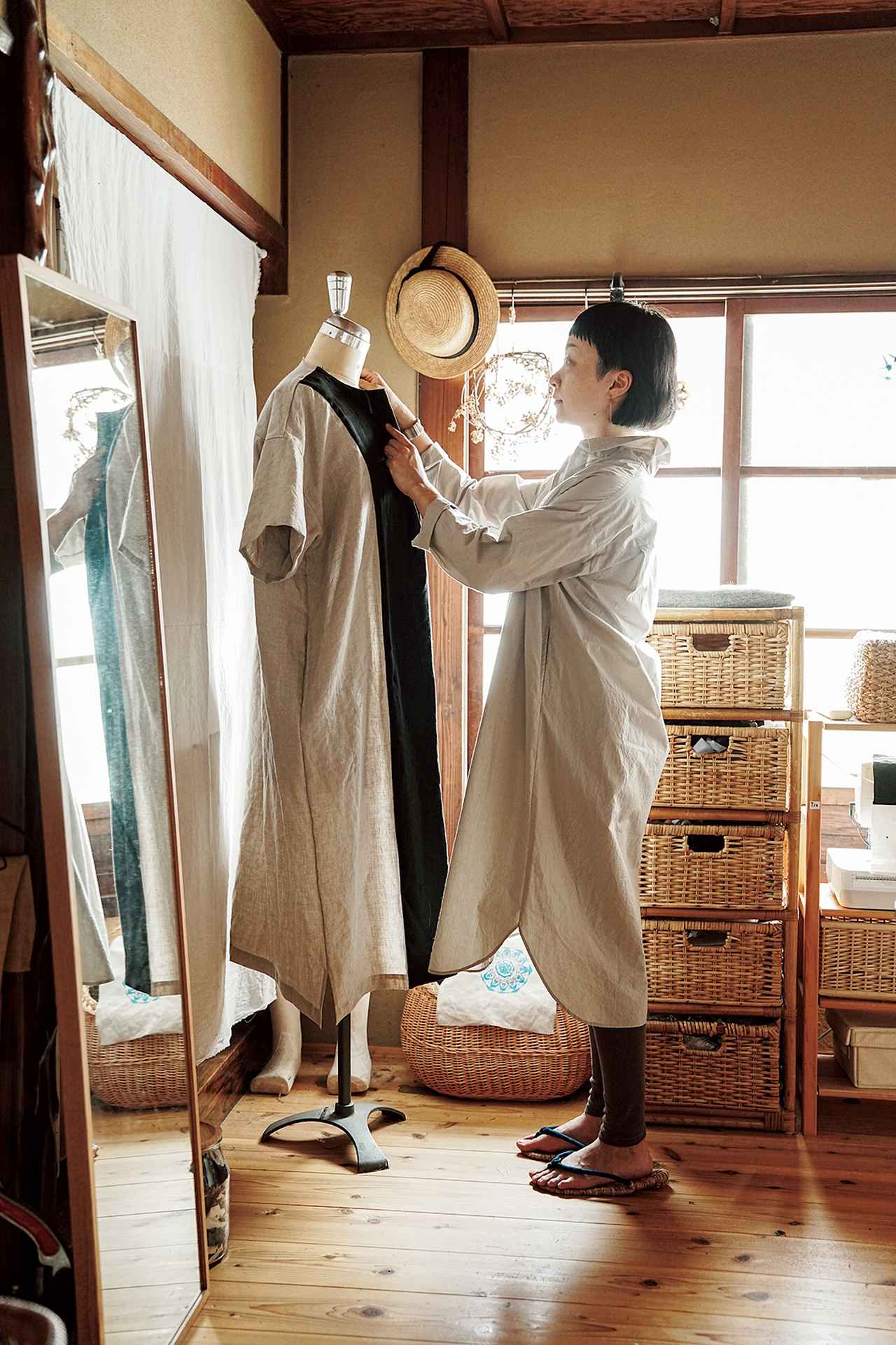 画像: 洋裁の仕事は、隣の町家を改装したアトリエで