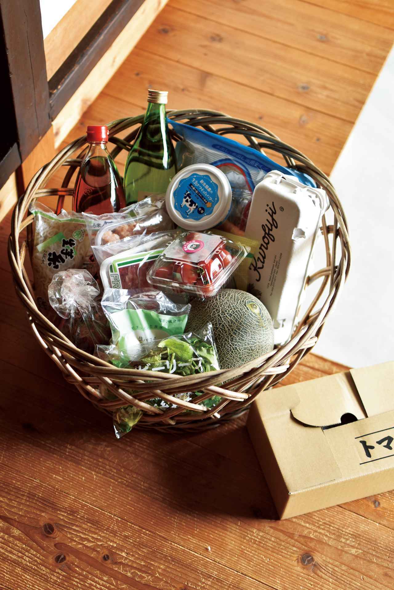 画像: 宅配の食材は、玄関先で大きなかごで受け取って。かごごと台所へ移動し、冷蔵庫などにしまう