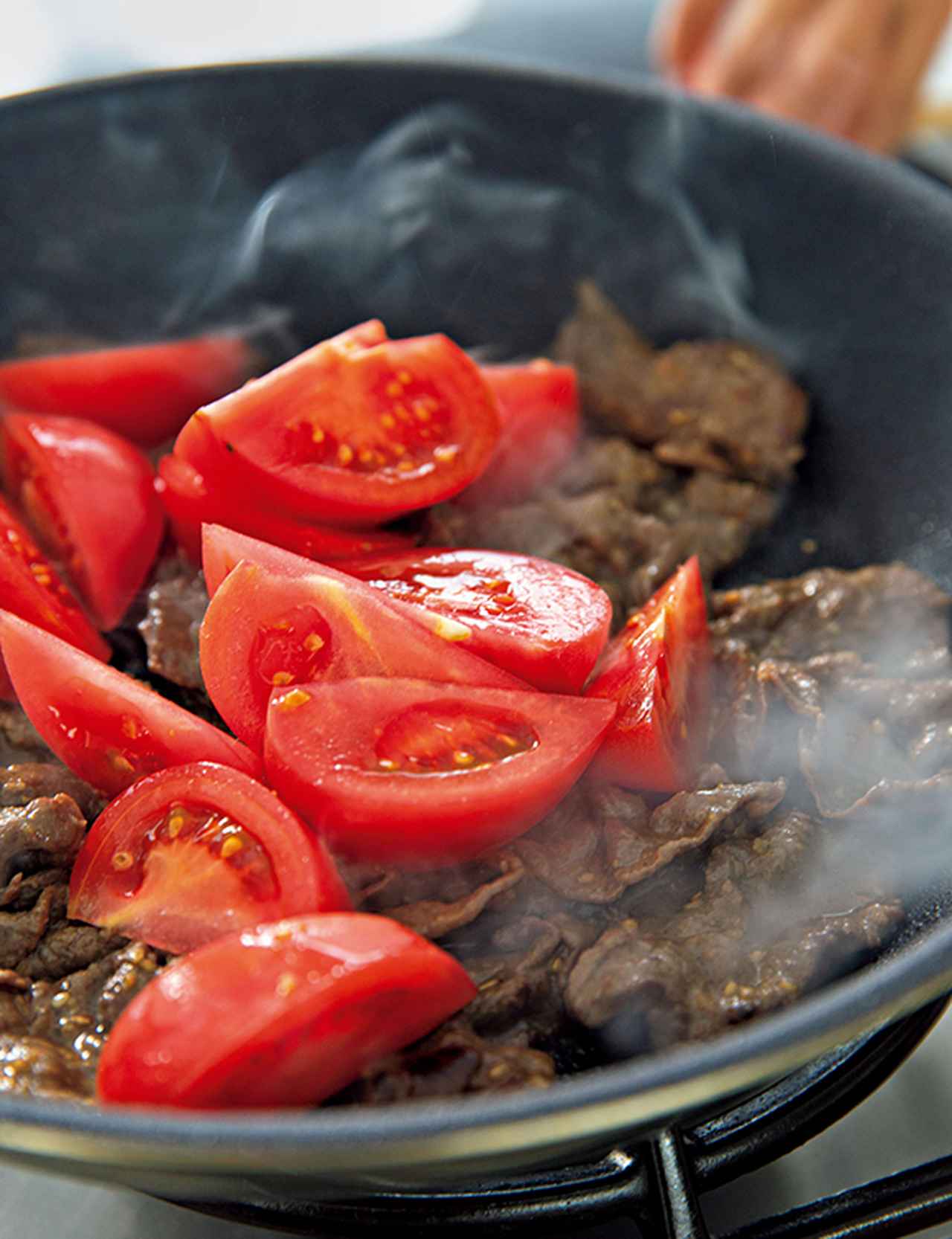 画像1: 夏を乗り切る「トマトと牛肉の焼き肉サラダ」のつくり方。炒めてどさっとのせるだけ!“シンプル調理”がおいしい夏野菜レシピ/料理研究家・藤井恵さん