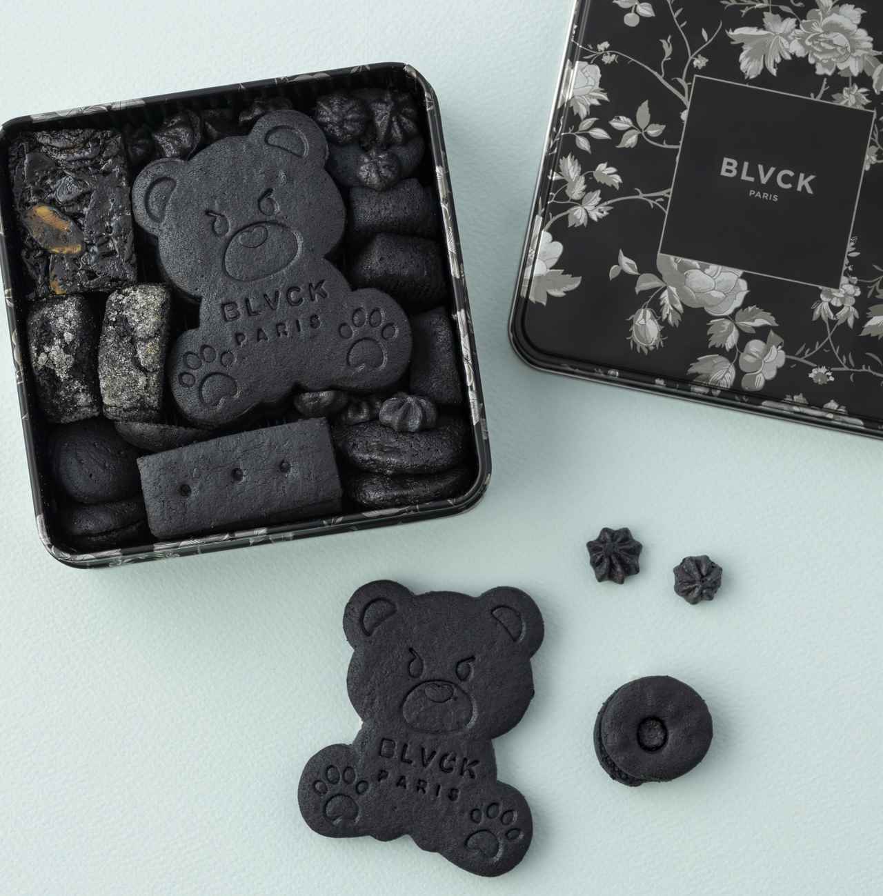 画像: 竹炭が練り込まれた真っ黒な「ブラックパリ」のクッキー缶は、カシスなどが練り込まれて、味も見た目も抜群の一缶