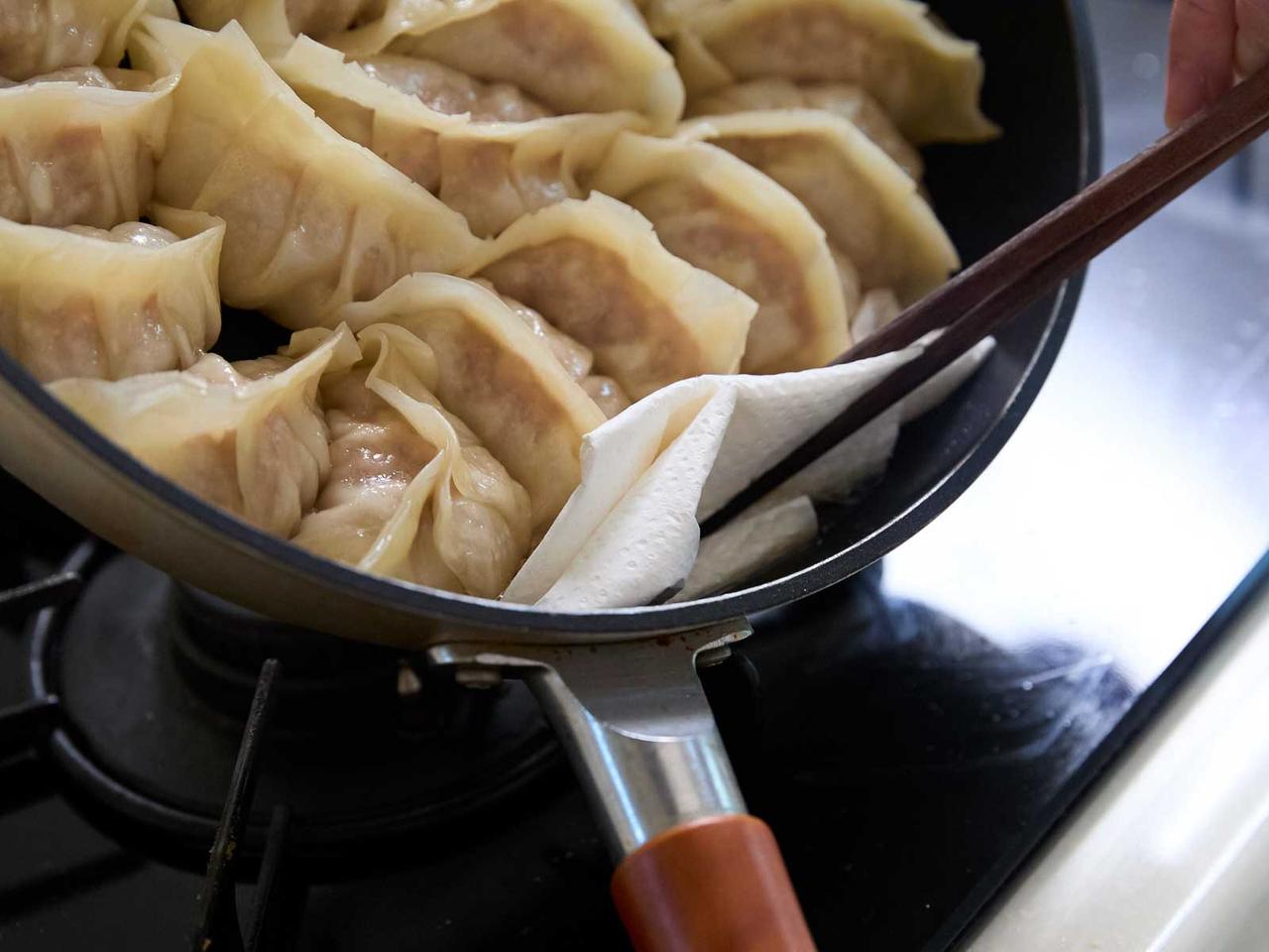 画像6: カリカリ「焼きギョーザ」のつくり方。フライパンで簡単！料理の腕前がワンランク上がる“おいしく焼き上がる”コツ／料理研究家・小林まさみさん