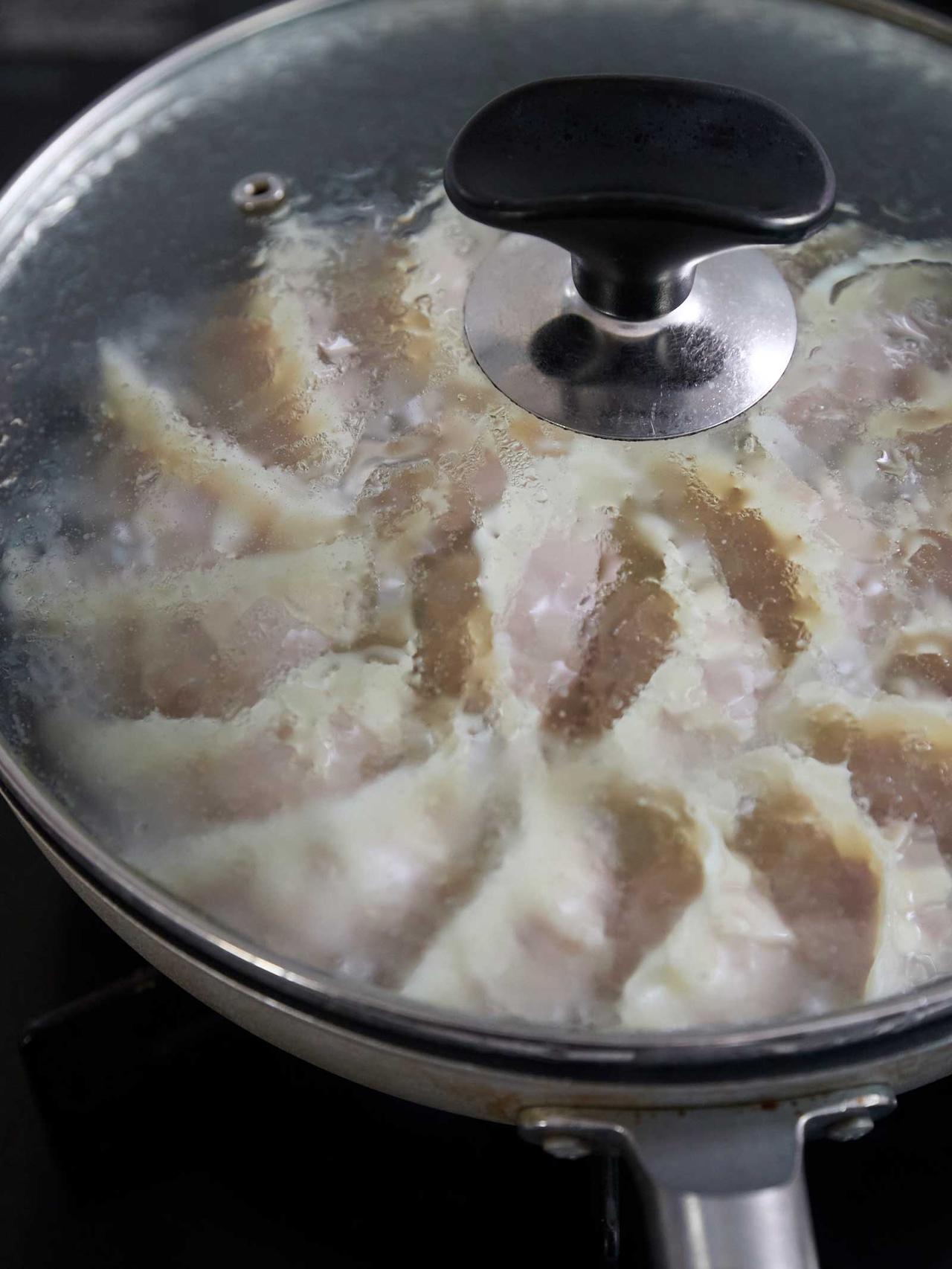 画像5: カリカリ「焼きギョーザ」のつくり方。フライパンで簡単！料理の腕前がワンランク上がる“おいしく焼き上がる”コツ／料理研究家・小林まさみさん