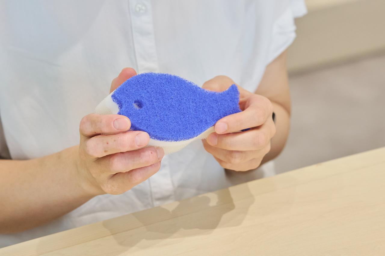 画像: “しっぽ”は細かいところを洗うのにも便利。たとえば、パッキンの溝もラクラク洗える