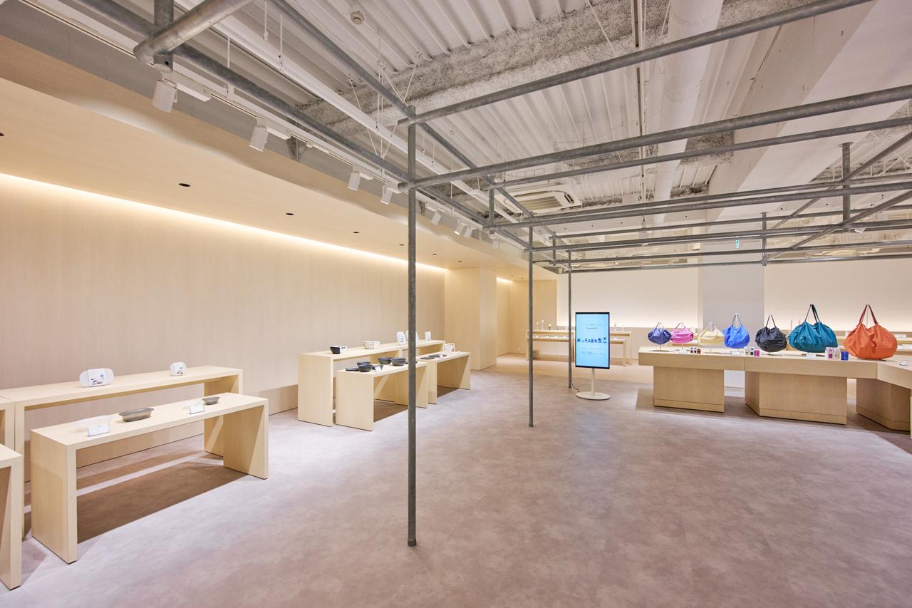 画像: ロングセラーから新商品まで、自社製品が展示されたマーナ本社のショールーム。ギャラリーのような凛とした佇まいが素敵です