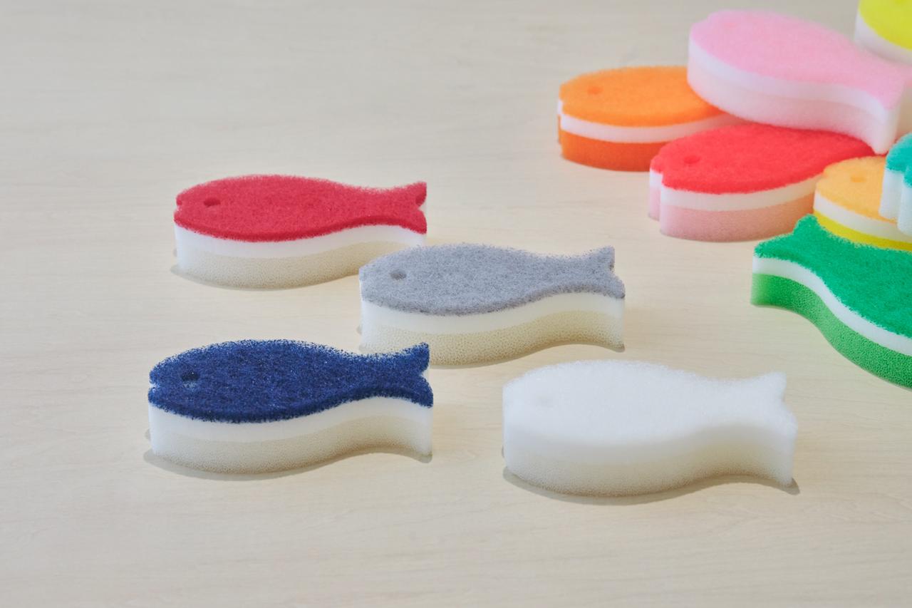 画像: ポップなカラー展開の「おさかなスポンジ」。いまでは、時代に合わせてシックな色も展開中