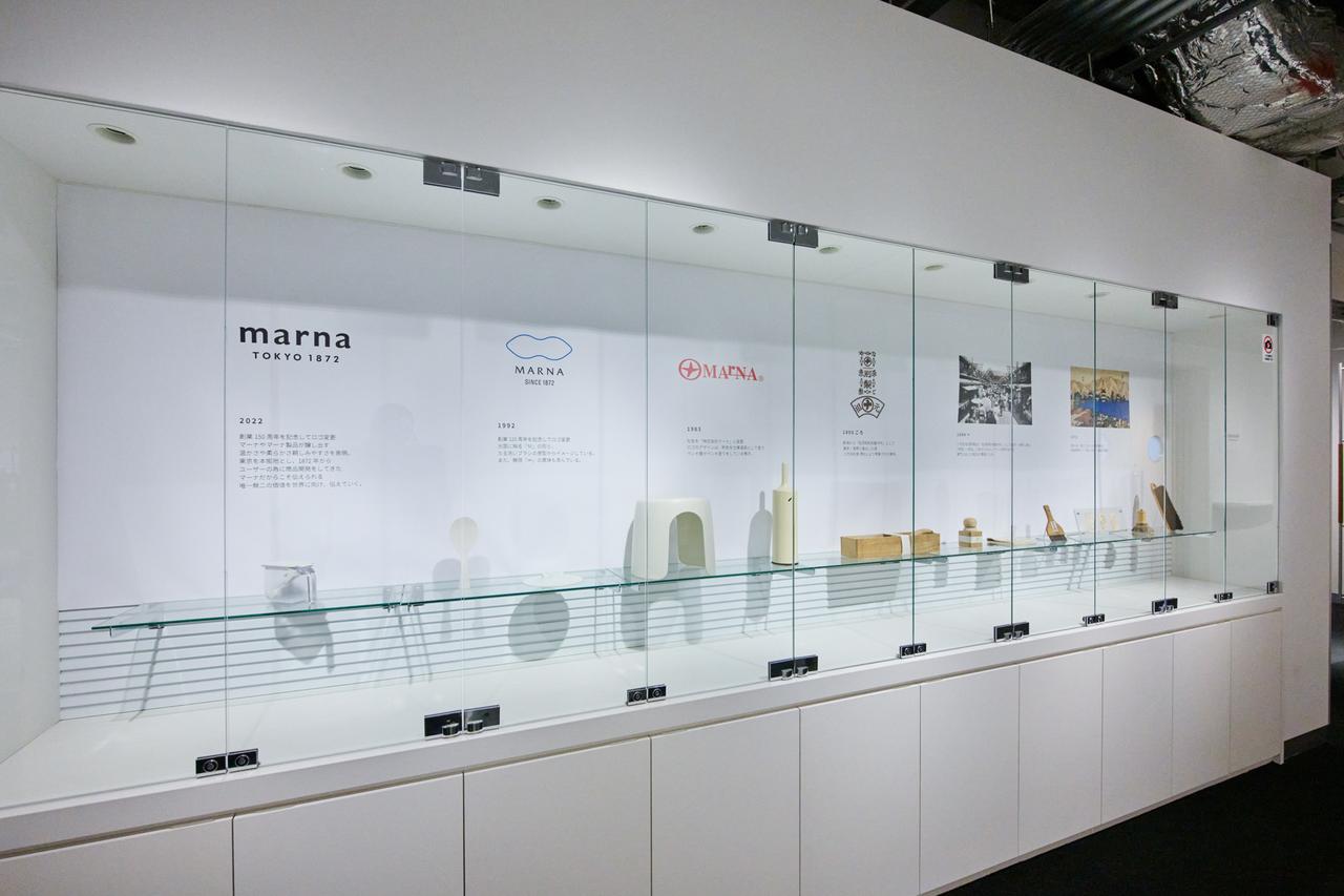 画像: 本社の一角では、会社を代表する製品を年代順に展示している