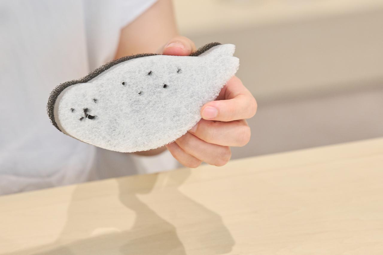 画像: つぶらな瞳が愛らしい「あざらしスポンジ」。手描き風の顔や背中の模様は、担当デザイナーのこだわりだそう