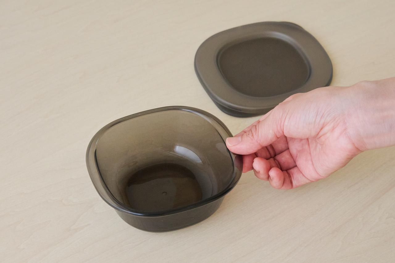画像: 容器の縁を持てば、熱々の状態でも持ち運べる。ちなみにふたの縁を使えば、熱い容器に触れずにふたを開けられる