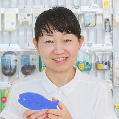 画像: 台所スポンジのロングセラー「おさかなスポンジ」人気のひみつ！かわいい形に秘められた“3層の合わせ技”と使い方のコツをメーカー・マーナに聞きました｜天然生活のいいものレポート