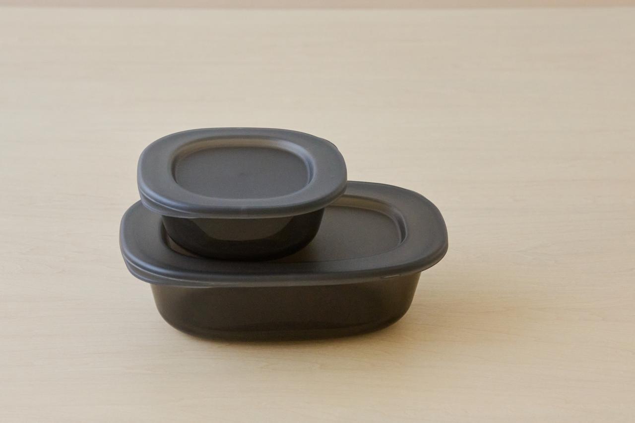 画像: ふたに蒸気口があり、そのまま電子レンジ加熱が可能。こちらのカラーは「ダークグレー」