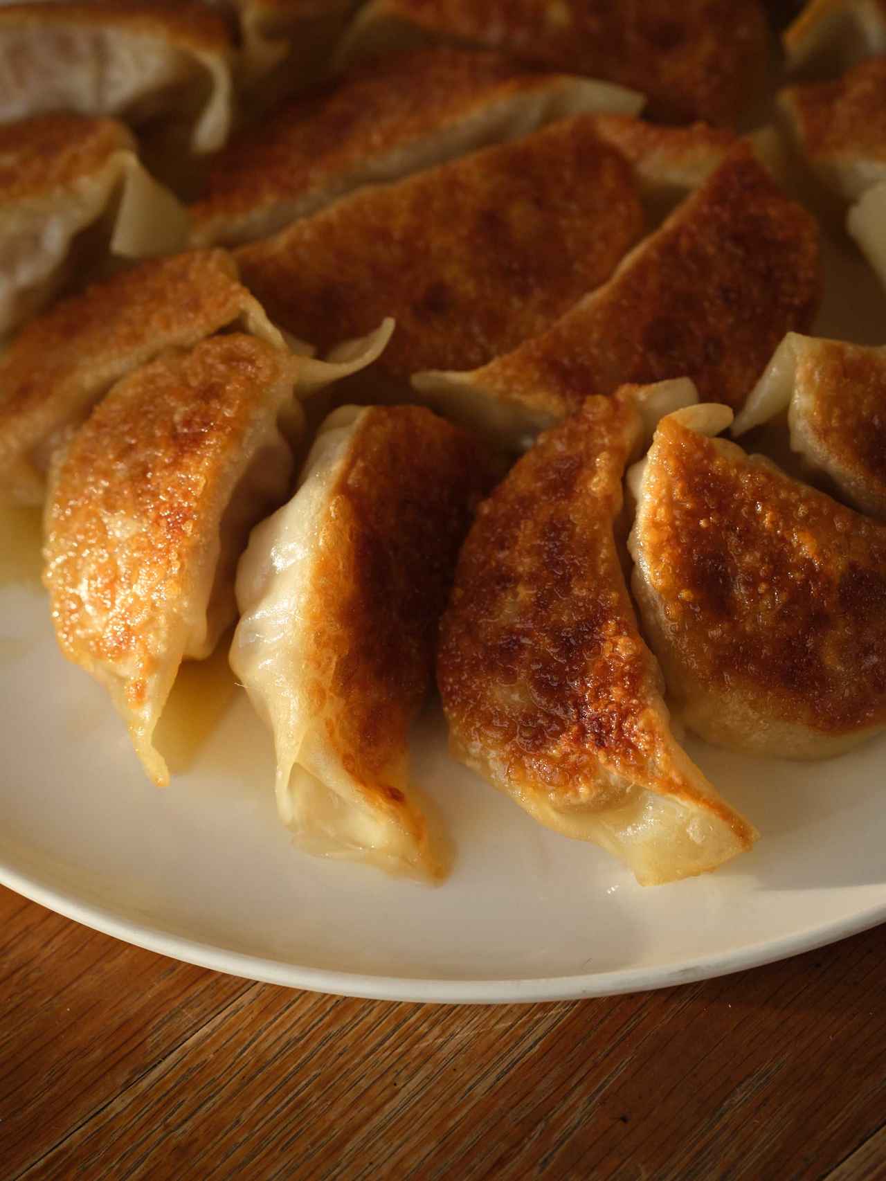 画像: おいしくなるヒントを詳しく。レシピの「なぜ」に答えます カリカリ「焼きギョーザ」のつくり方