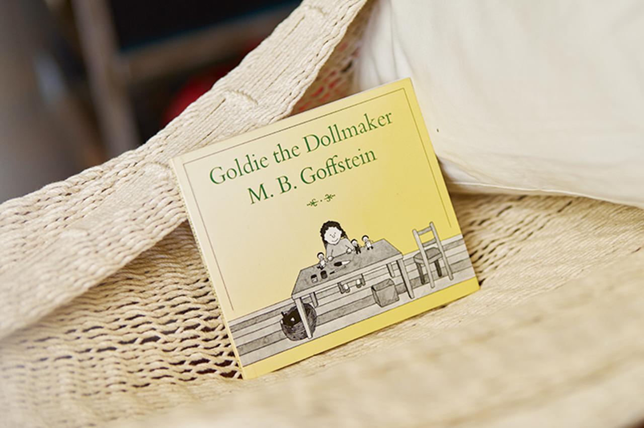 画像: 夏は長編小説は避けて短編が主。お気に入りのゴフスタインの絵本の原書