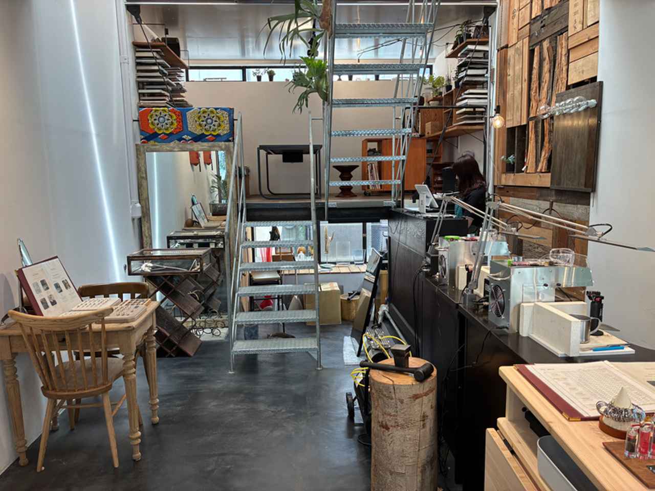 画像: 5層のスキップフロアが広がる、開放感のある店内。リノベーションを得意とする建築家さんに相談して店のコンセプトでもある「旅」を連想させる異国情緒が漂います。建築・インテリア好きの人は必見です