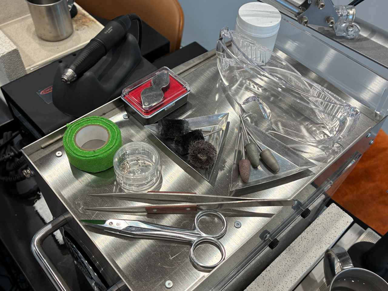 画像: プロ仕様の道具が並ぶ作業スペース