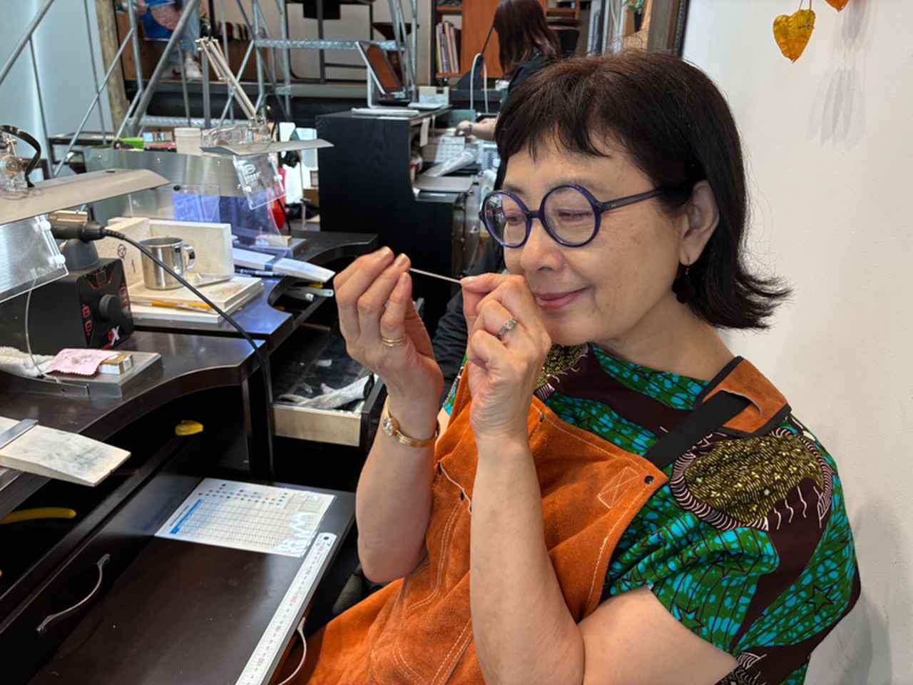 画像: 長さを測ってカットするところから、すべて手作業でスタートです