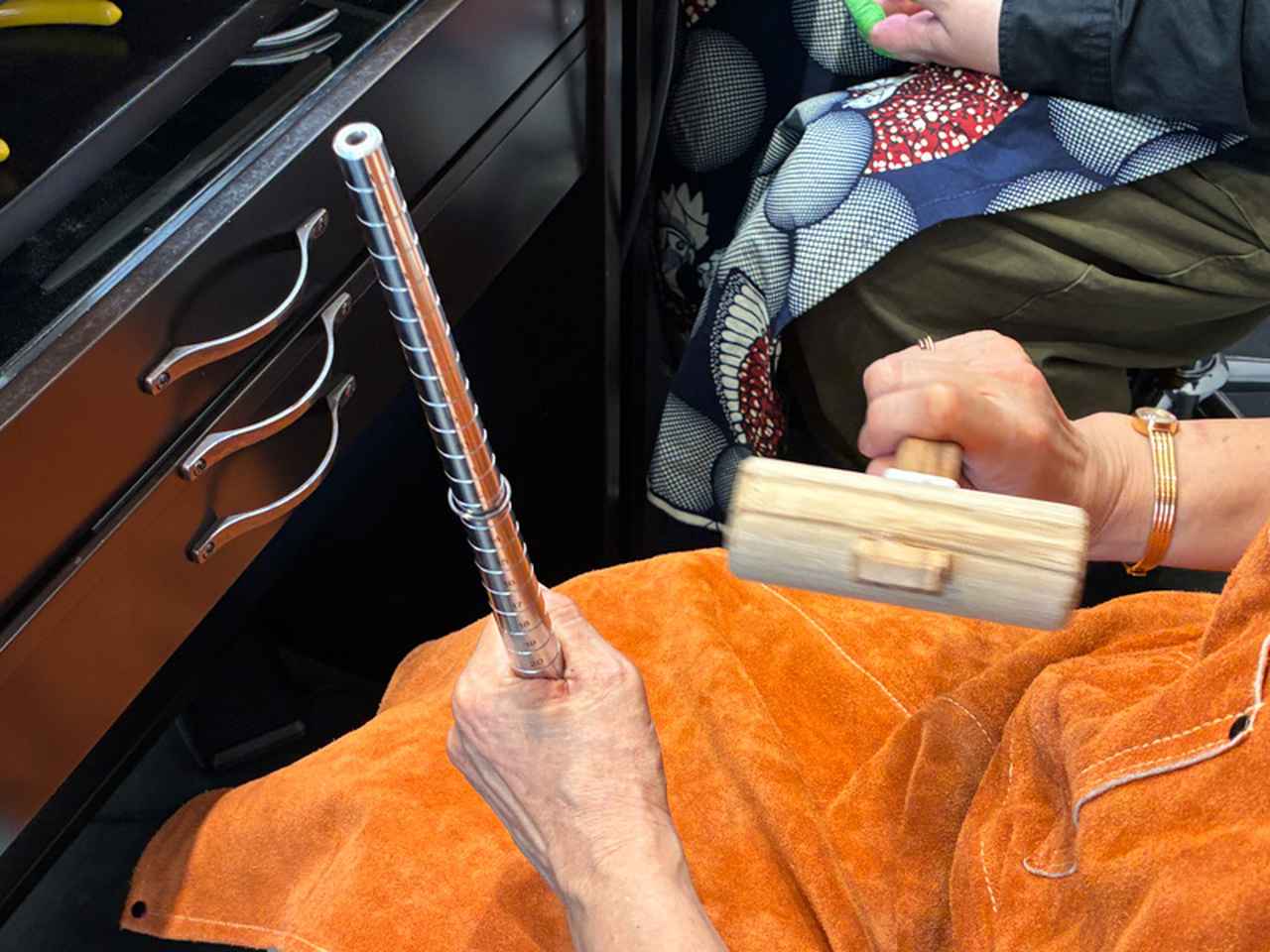 画像: 指輪を叩いて、真円になるように整えていきます。木槌でバンバンと叩くのはちょっとしたストレス解消