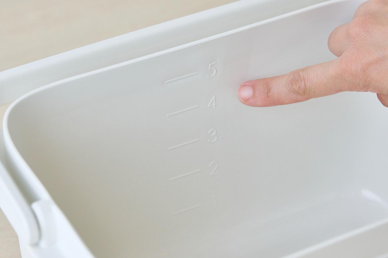 画像: 1~5Lまでの目盛り付き。ふた付きで、浸け置きの際の保温効果も期待できる